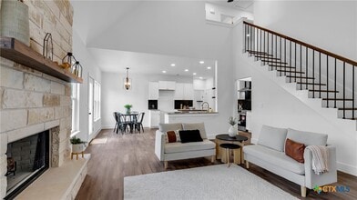 105 Chesterfield Dr in Kingsland, TX - Building Photo - Building Photo