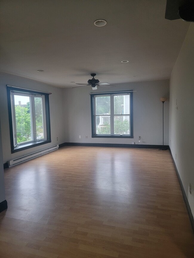 16 Elmwood Ave in Norwalk, CT - Foto de edificio - Building Photo