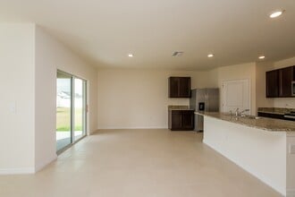 1707 Johnson Pointe Dr in Plant City, FL - Building Photo - Building Photo