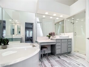 4752 Stratford Ct in Naples, FL - Foto de edificio - Building Photo