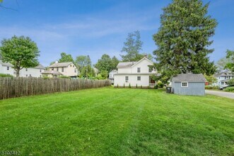 15 Center St, Unit A in Annandale, NJ - Foto de edificio - Building Photo