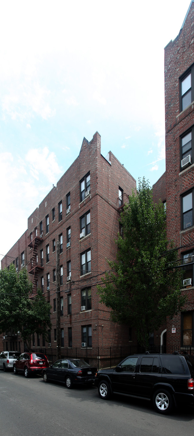 60-40 Madison St in Ridgewood, NY - Foto de edificio - Building Photo
