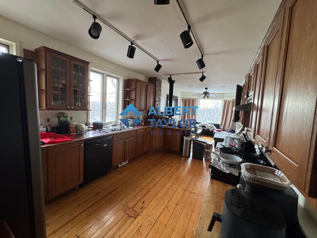 53 Lawn St, Unit 2