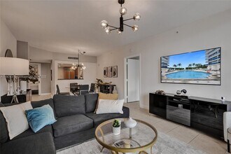9559 Collins Ave in Surfside, FL - Foto de edificio - Building Photo