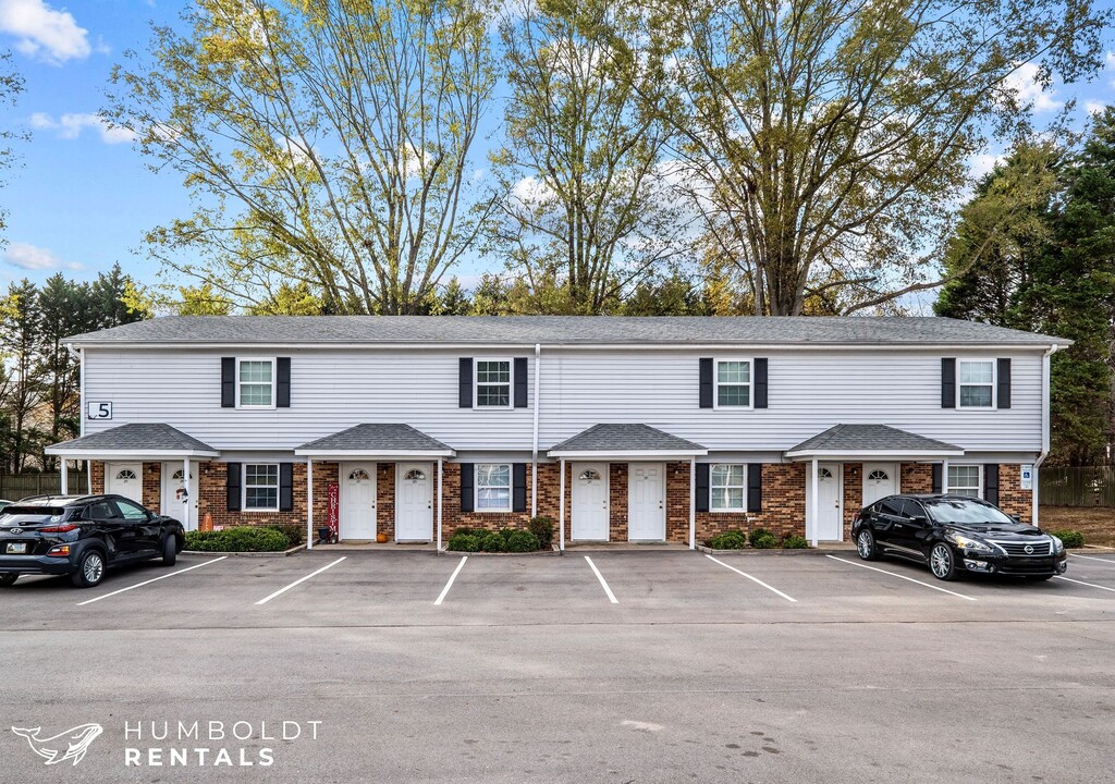 Townhomes @ Humboldt Village in Bessemer City, NC - Foto de edificio