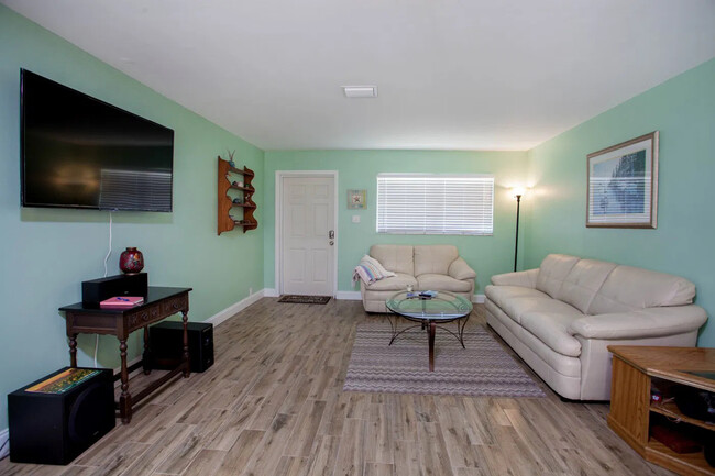 11093 Kelly Rd, Unit 4 in Ft. Myers, FL - Foto de edificio - Building Photo