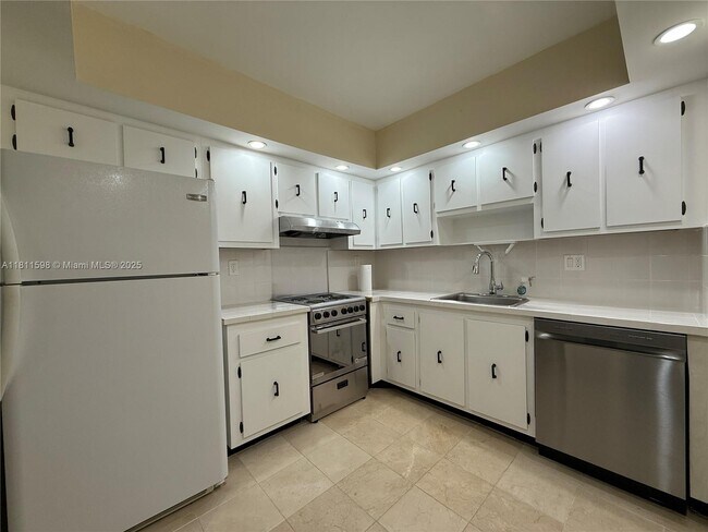 600 Three Islands Blvd, Unit 101 in Hallandale Beach, FL - Building Photo - Building Photo