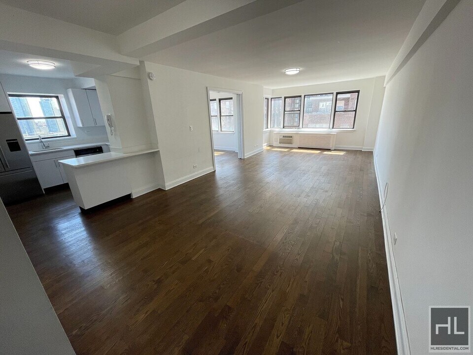 5 AVENUE in New York, NY - Building Photo