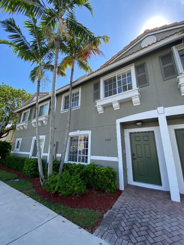 5932 Manchester Way in Tamarac, FL - Building Photo - Building Photo