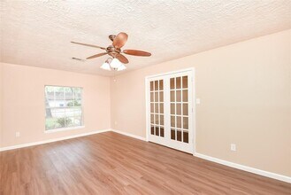 2910 Colonial Dr in Dickinson, TX - Building Photo - Building Photo
