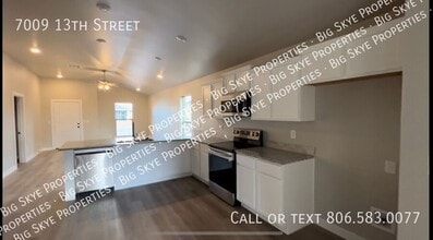 7009 13th St in Lubbock, TX - Foto de edificio - Building Photo
