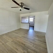1102 NW 100th Terrace in Miami, FL - Building Photo - Building Photo