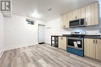 33 Lawlor Ave in Toronto, ON - Building Photo - Building Photo