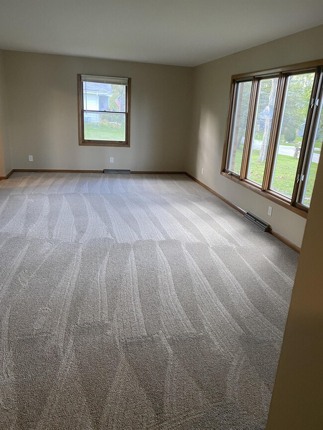 18105 Milwaukee Ave in Brookfield, WI - Building Photo - Building Photo
