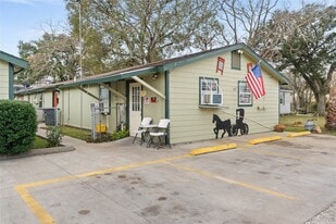 2200 Peach Ave in Bay City, TX - Building Photo