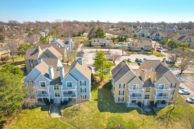 Hunters Pointe in Overland Park, KS - Building Photo - Building Photo