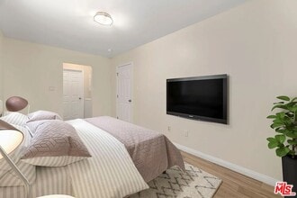 5249 Satsuma Ave in Los Angeles, CA - Building Photo - Building Photo