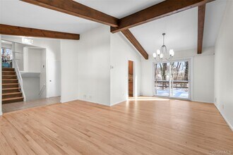 25 Woodhollow Ln in New Rochelle, NY - Building Photo - Building Photo