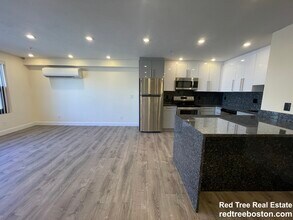 1028a Commonwealth Ave, Unit 405 in Boston, MA - Foto de edificio - Building Photo