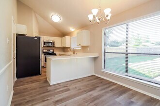 5014 Meadow Crest St in La Porte, TX - Building Photo - Building Photo