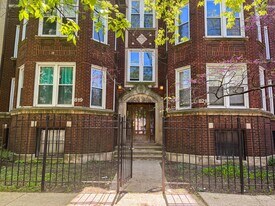 821 W Sunnyside Ave in Chicago, IL - Building Photo