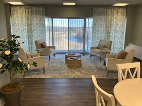 Paraclete Manor in Kansas City, MO - Foto de edificio - Building Photo