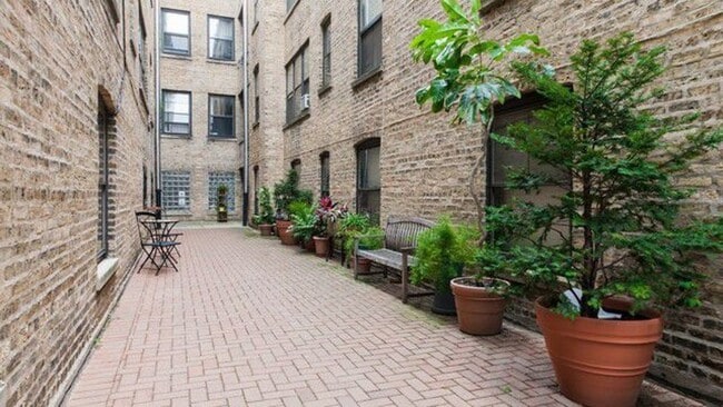 1011 Hull Ter, Unit 2-1 in Evanston, IL - Foto de edificio - Building Photo