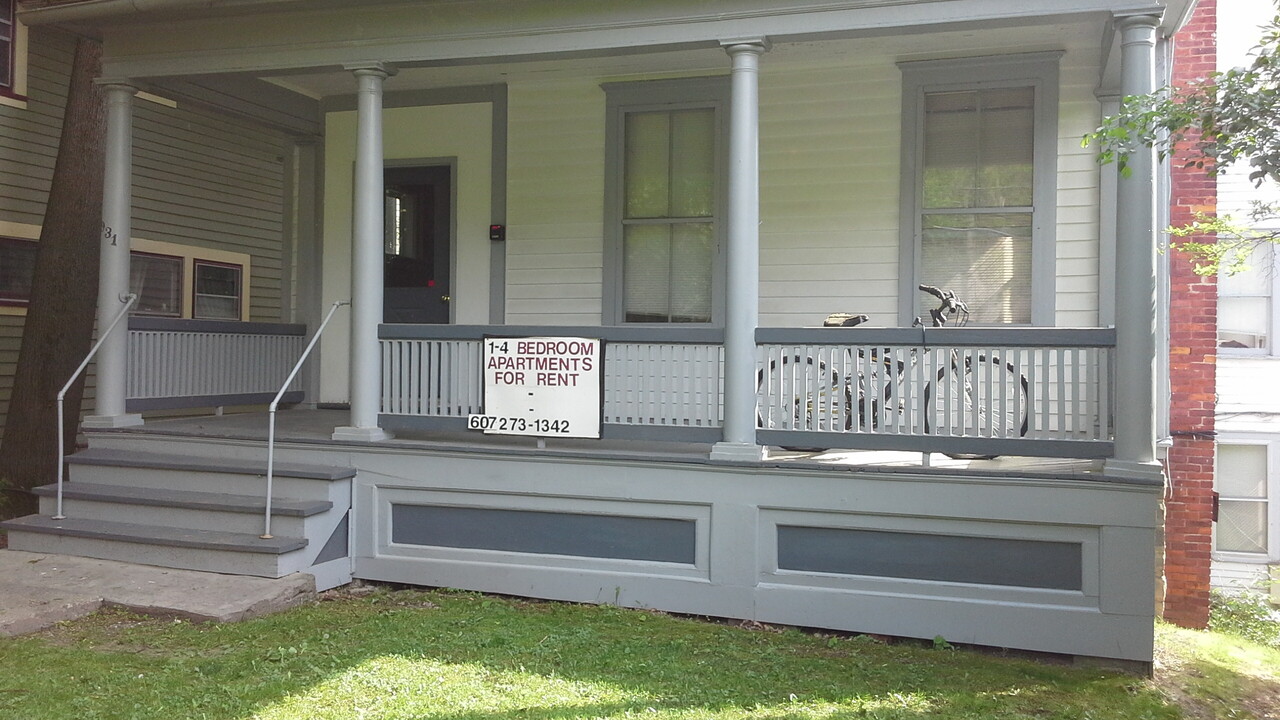 931 E State St in Ithaca, NY - Foto de edificio