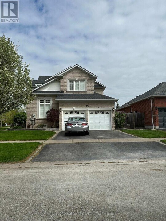 22 Branstone Dr in Whitby, ON - Building Photo