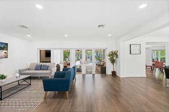 413 Holiday Dr in Hallandale Beach, FL - Building Photo - Building Photo