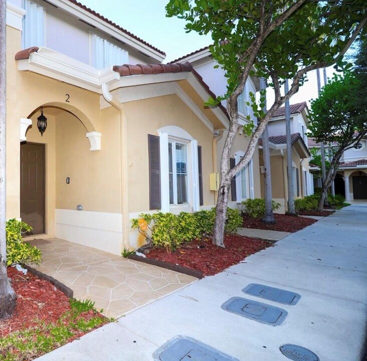 9020 W Flagler St in Miami, FL - Building Photo