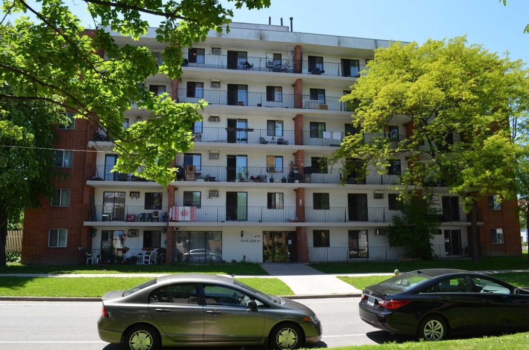 First Place Apartments in Windsor, ON - Foto de edificio