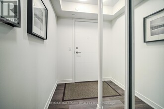 525-525 Adelaide St W in Toronto, ON - Building Photo - Building Photo