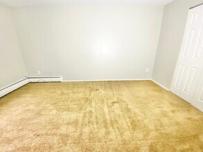 Brittany Apartments in Coraopolis, PA - Building Photo - Building Photo