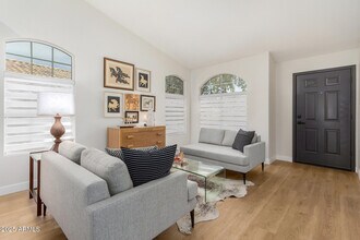 7415 W Crest Ln in Glendale, AZ - Foto de edificio - Building Photo