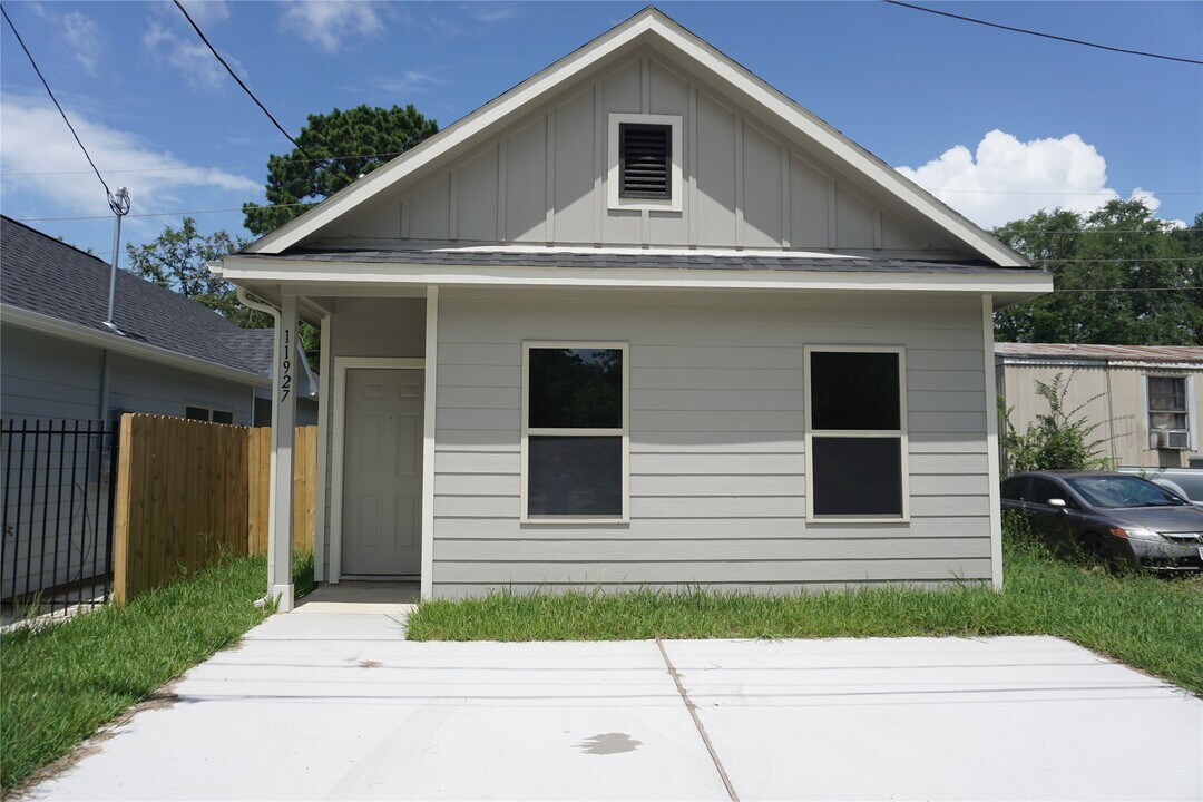 11927 Nelwood St in Willis, TX - Building Photo