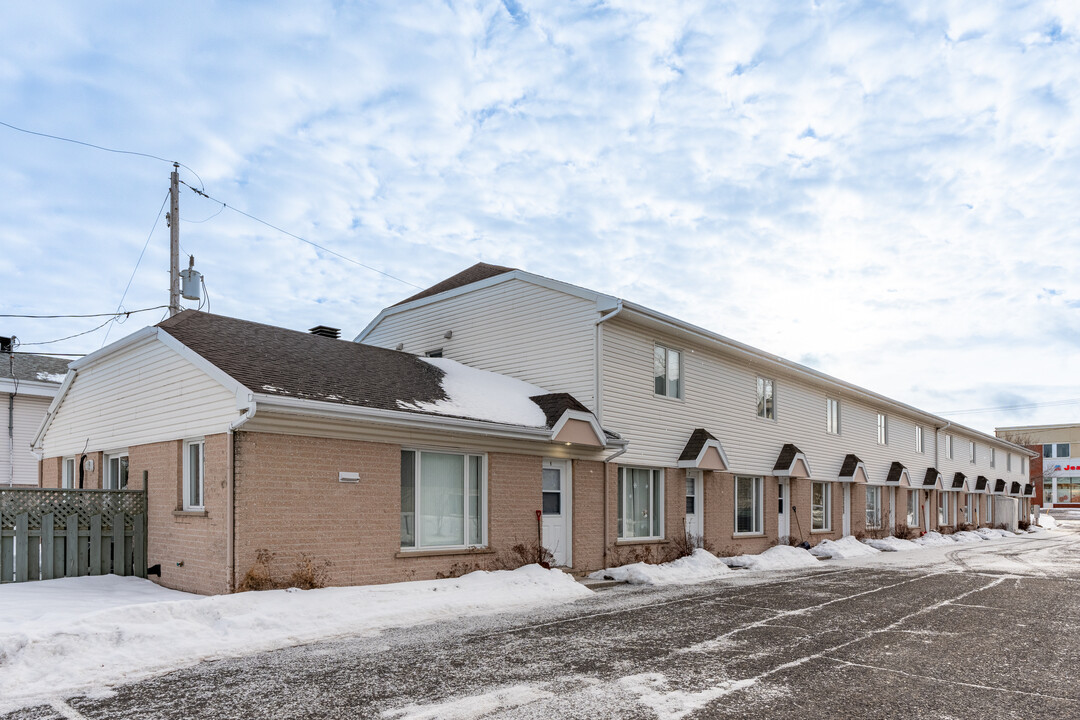 De La Prairie St in Lévis, QC - Building Photo