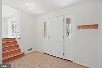 6607 Lone Oak Dr in Bethesda, MD - Building Photo - Building Photo