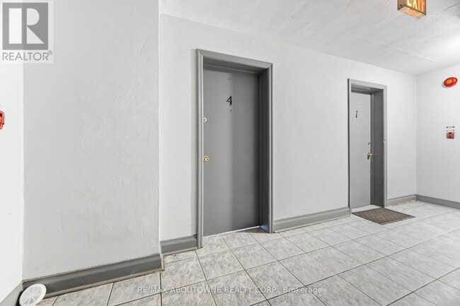 1031 Churchill Ave in Oakville, ON - Building Photo - Building Photo