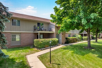Mequon Parc Apartments in Mequon, WI - Building Photo - Building Photo