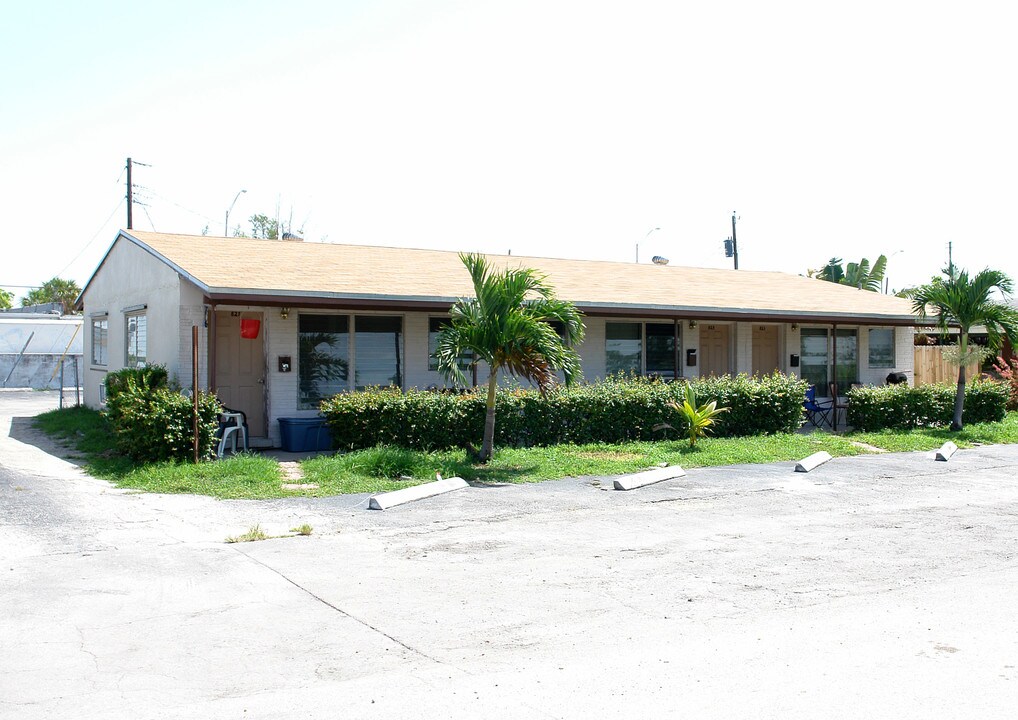 823-827 SW 25th St in Fort Lauderdale, FL - Building Photo