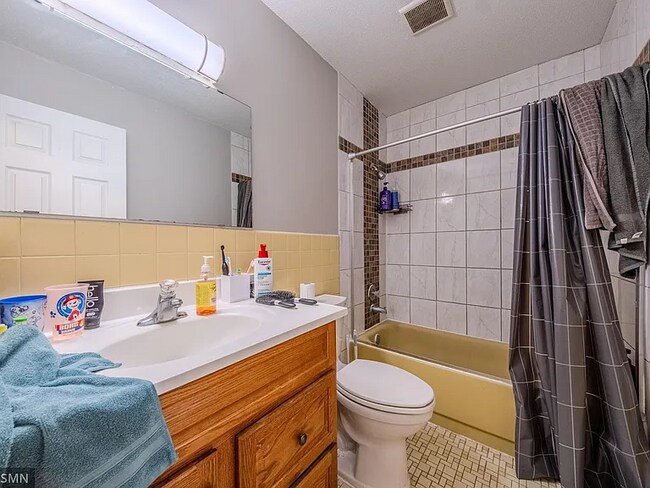 7230 W River Rd, Unit 4 in Minneapolis, MN - Building Photo - Building Photo