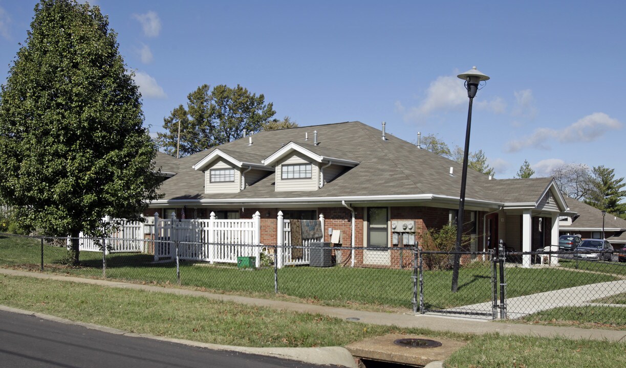 Fee Fee Manor Apartments in Maryland Heights, MO - Building Photo