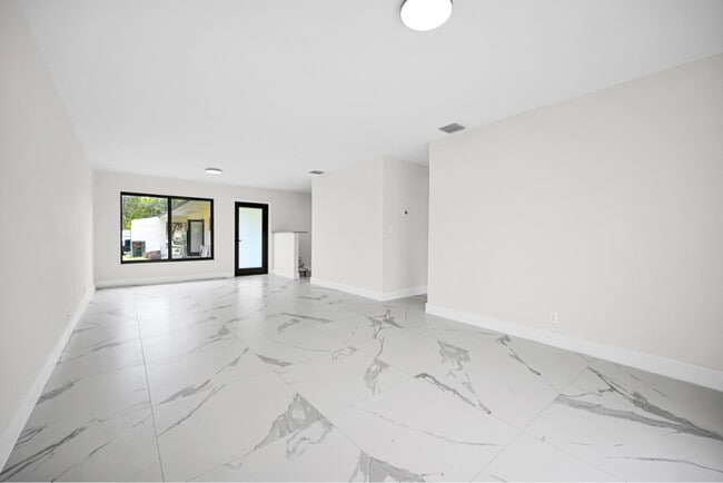 100 SW 7th St in Hallandale Beach, FL - Building Photo - Building Photo