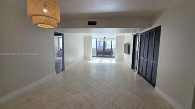 250 Galen Dr in Key Biscayne, FL - Foto de edificio - Building Photo