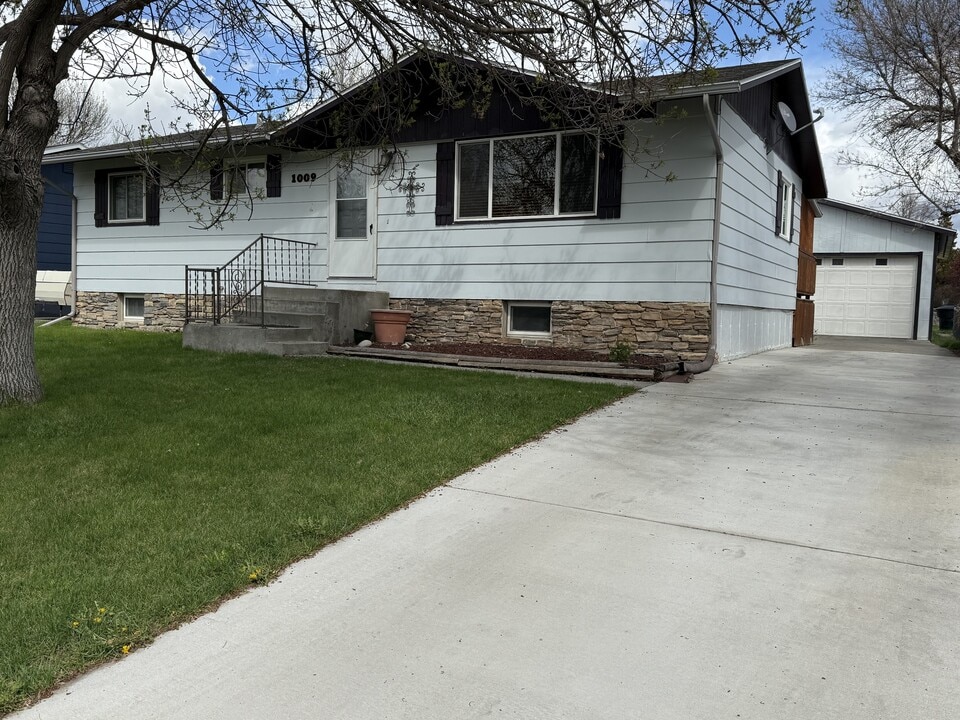 1009 7th Ave in Laurel, MT - Building Photo