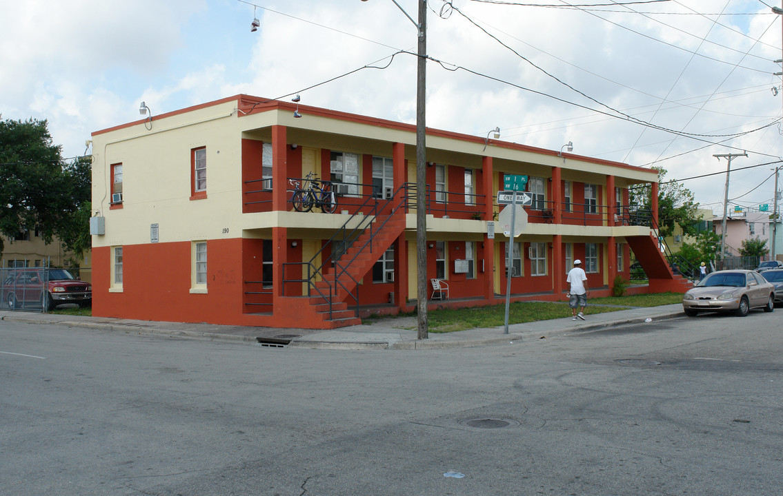 190 NW 16th St in Miami, FL - Building Photo