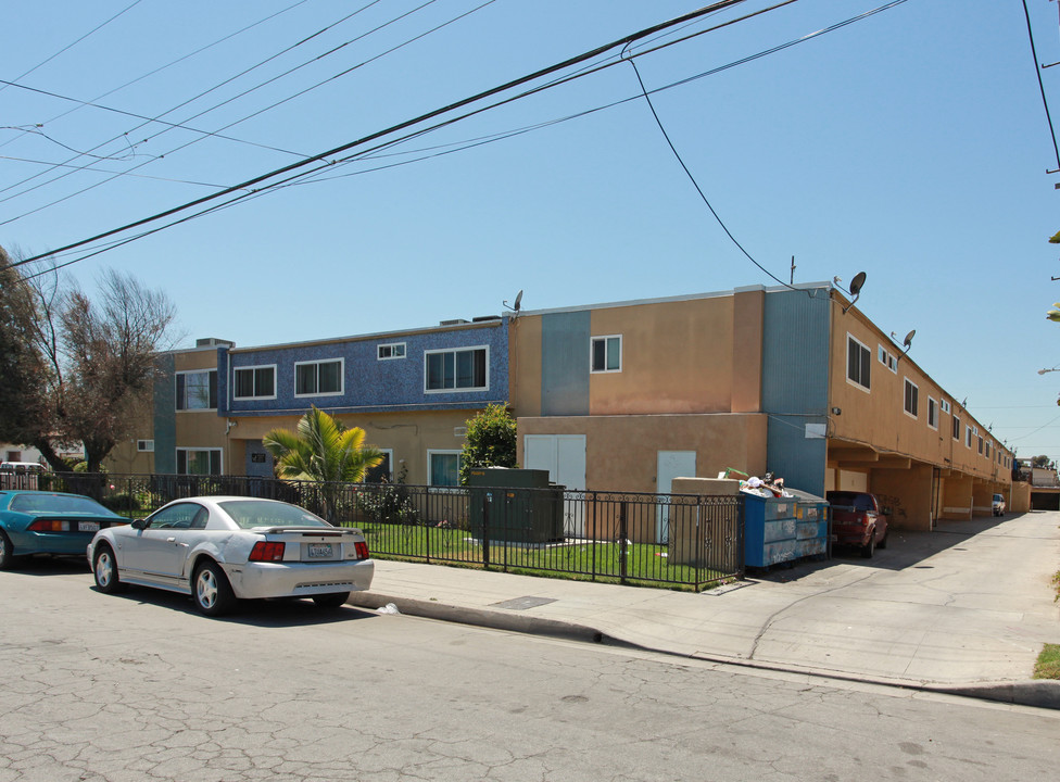 The Javalin Apartments in Inglewood, CA - Building Photo