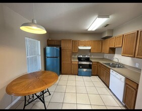 1255 Charlesworth Dr in Zephyrhills, FL - Building Photo - Building Photo