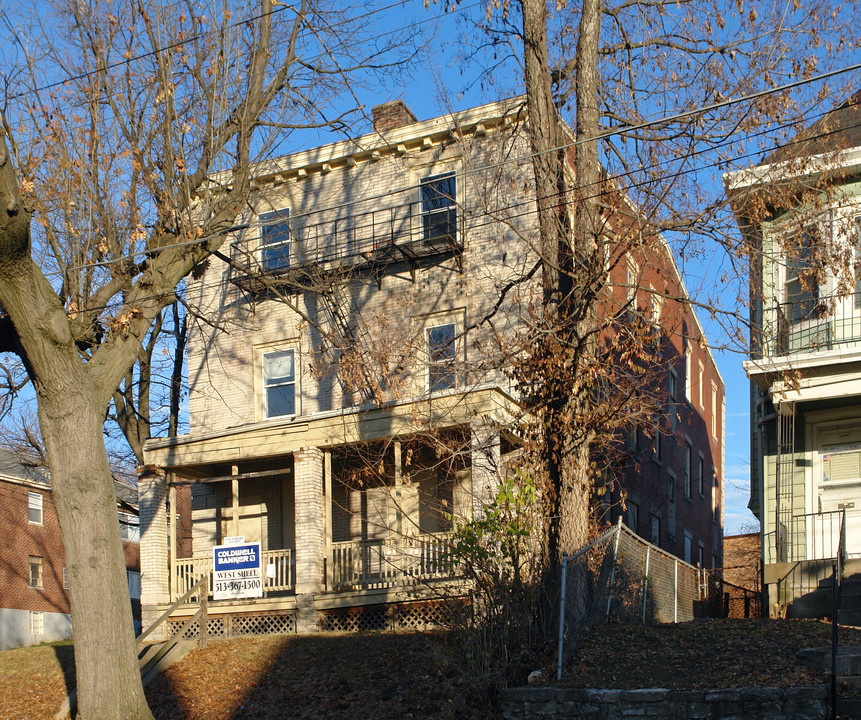 2326 Burnet Ave in Cincinnati, OH - Foto de edificio